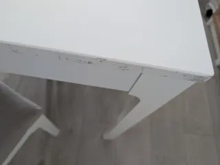 Mesa  NÄSINGE IKEA + 4 sillas blancas.