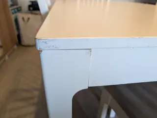 Mesa  NÄSINGE IKEA + 4 sillas blancas.