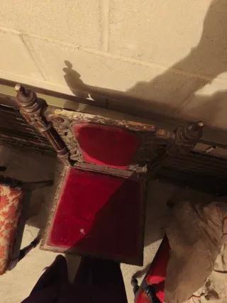 Silla antigua de madera y terciopelo