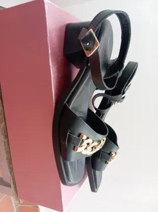 Sandalias negras con cadena dorada