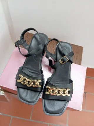 Sandalias negras con cadena dorada