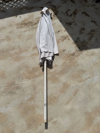 Sombrilla grande beige/blanca