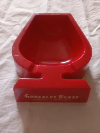 Cenicero Rojo Gonzalez  y otro de anís las cadenas