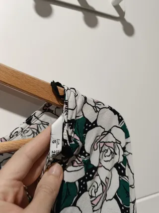 Vestido floral con tablas