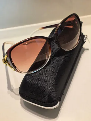 Gafas de sol con estuche. NUEVAS CON ETIQUETA