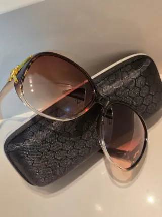 Gafas de sol con estuche. NUEVAS CON ETIQUETA