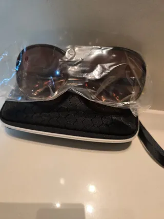 Gafas de sol con estuche. NUEVAS CON ETIQUETA