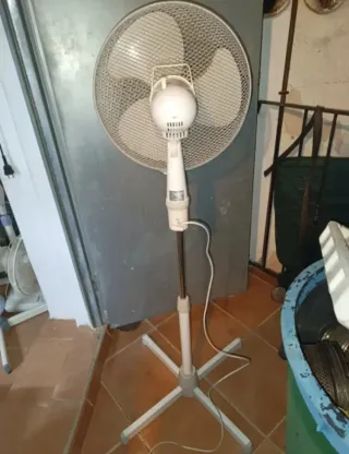 Ventilador de pie blanco y gris
