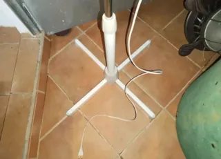 Ventilador de pie blanco y gris