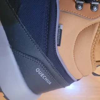 Botas Quechua Azules y Marrones