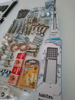 Restos de ferretería: tornillos, tacos, bisagras