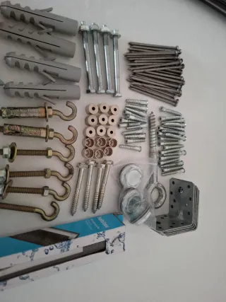 Restos de ferretería: tornillos, tacos, bisagras