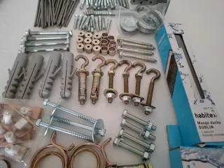 Restos de ferretería: tornillos, tacos, bisagras