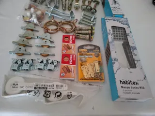 Restos de ferretería: tornillos, tacos, bisagras