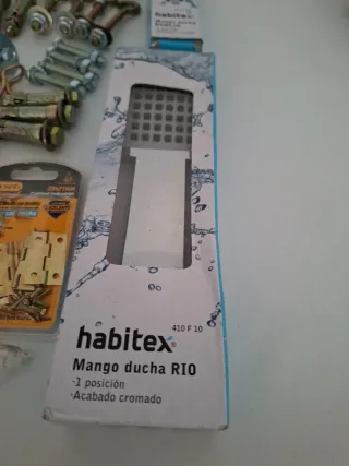 Restos de ferretería: tornillos, tacos, bisagras