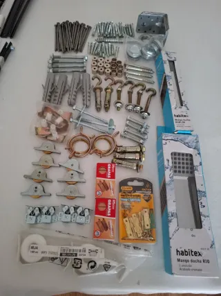 Restos de ferretería: tornillos, tacos, bisagras