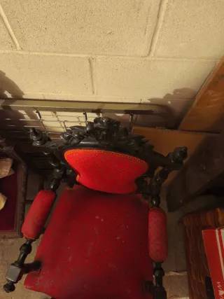 Silla antigua madera y tela roja