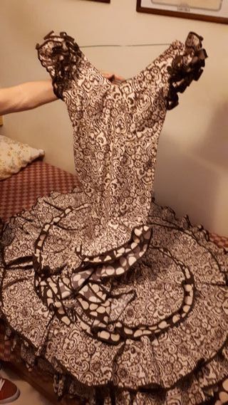 Traje de flamenca beige y marrón