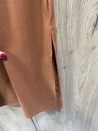 Falda larga marrón con abertura lateral