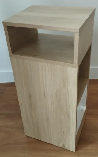 Mesita de noche estrecha (roble cambrian y blanco)