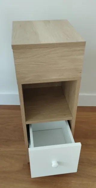 Mesita de noche estrecha (roble cambrian y blanco)