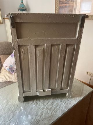 Mueble auxiliar de madera maciza