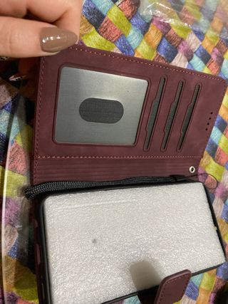 Funda móvil negra con letra I dorada