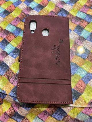 Funda móvil negra con letra I dorada