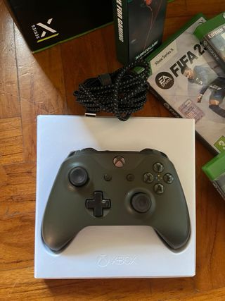 Xbox Series X con 2 controller e giochi