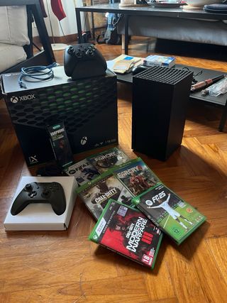 Xbox Series X con 2 controller e giochi