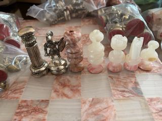 Ajedrez de metal y mármol