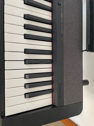 Piano digital Casio con soporte