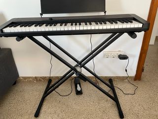 Piano digital Casio con soporte