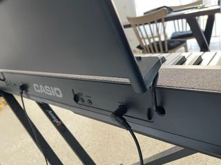 Piano digital Casio con soporte