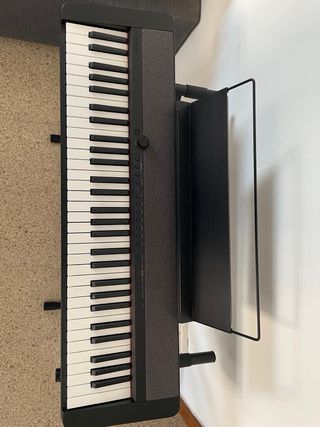 Piano digital Casio con soporte