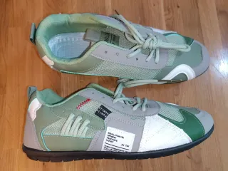 Zapatillas deportivas grises y verdes
