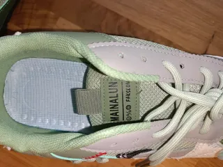 Zapatillas deportivas grises y verdes