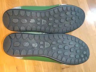 Zapatillas deportivas grises y verdes