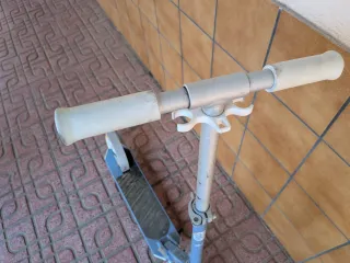 Patinete infantil azul y blanco