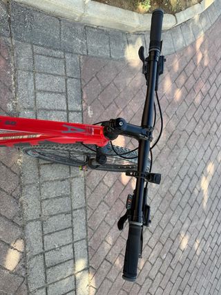 Bicicleta de montaña roja