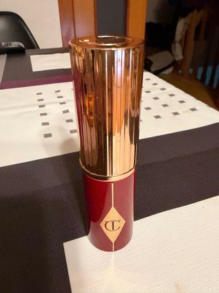 Charlotte Tilbury Labial Dorado y Rojo