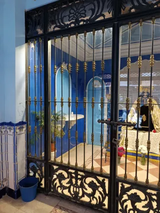 Puerta de forja con macollas doradas