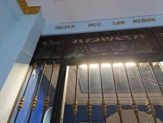 Puerta de forja con macollas doradas