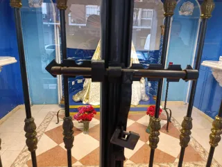 Puerta de forja con macollas doradas