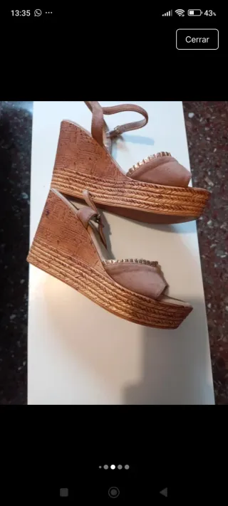 Sandalias marrones y foulard estampado