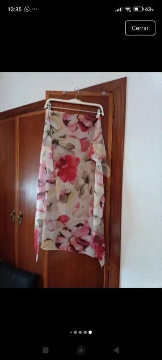 Sandalias marrones y foulard estampado