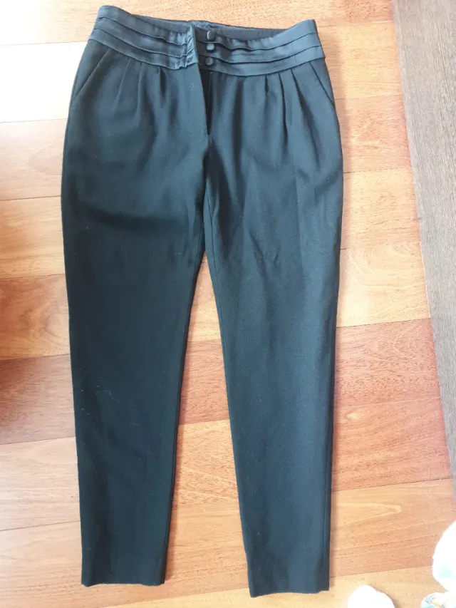 Pantalón negro con cinturón de satén