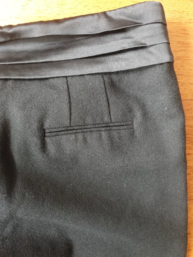 Pantalón negro con cinturón de satén