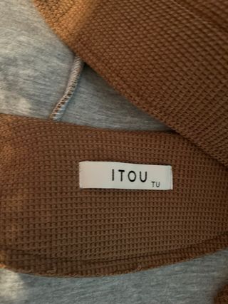 Abrigo marrón con capucha