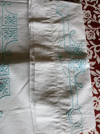 Sábana blanca con bordado azul